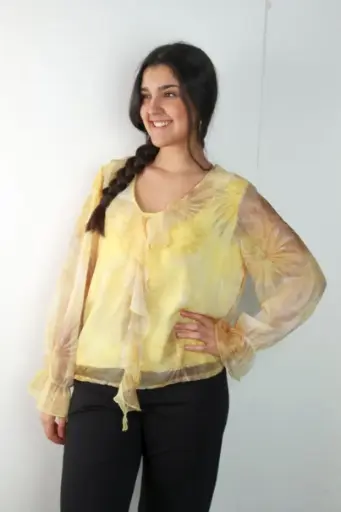 [201298] Gevoerde blouse Rida met volantkraag en trompetmouw nm47