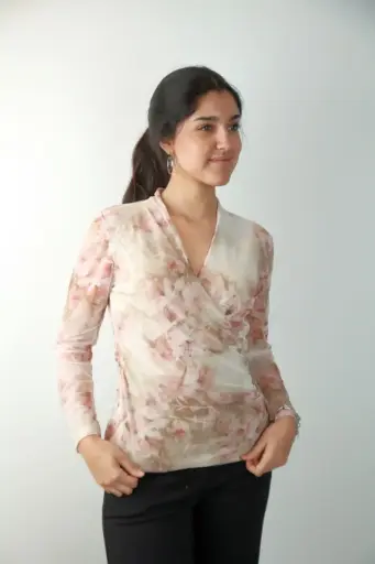 [201306] T-shirt Ronan in netstof met overslag v-hals en bloemenprint nm47