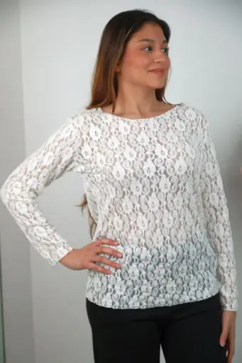 Kanten blouse Sophia met wijdere open hals