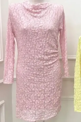 [201355] Robe ajustée en dentelle floquée Rio avec col drapé et plis à la taille nm47