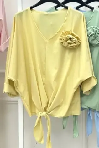 [201359] T-shirt Romi met v-hals, bloemenbroche en vleermuismouw nm61