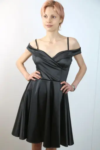 [201493] Nouria jurk satijn V-hals klokrok 