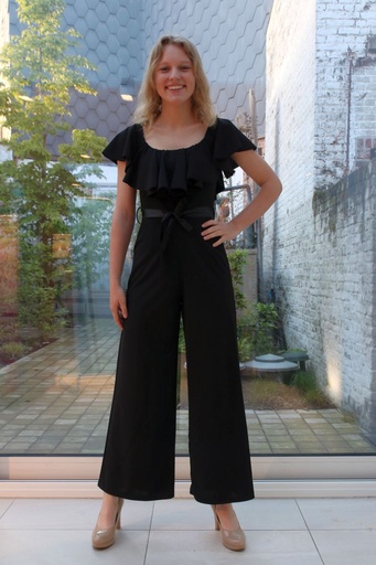 [201541] Crepe jumpsuit Ove off shoulder brede dubbele volant crepe taillebinder