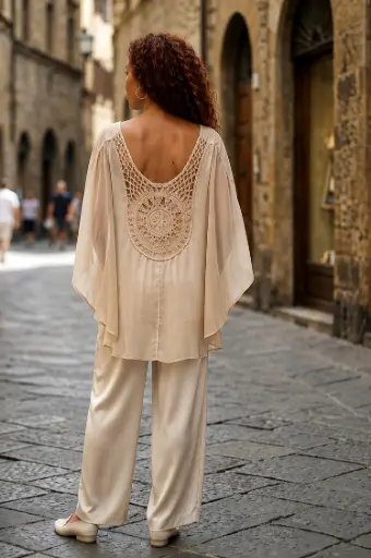 [202368] Blouse Phiene à manches chauve-souris larges et empiècement au crochet plus profond dans le dos